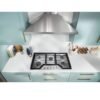 Estufa de empotrar Whirlpool gas 91 cm instalada en mesón de cocina con campana