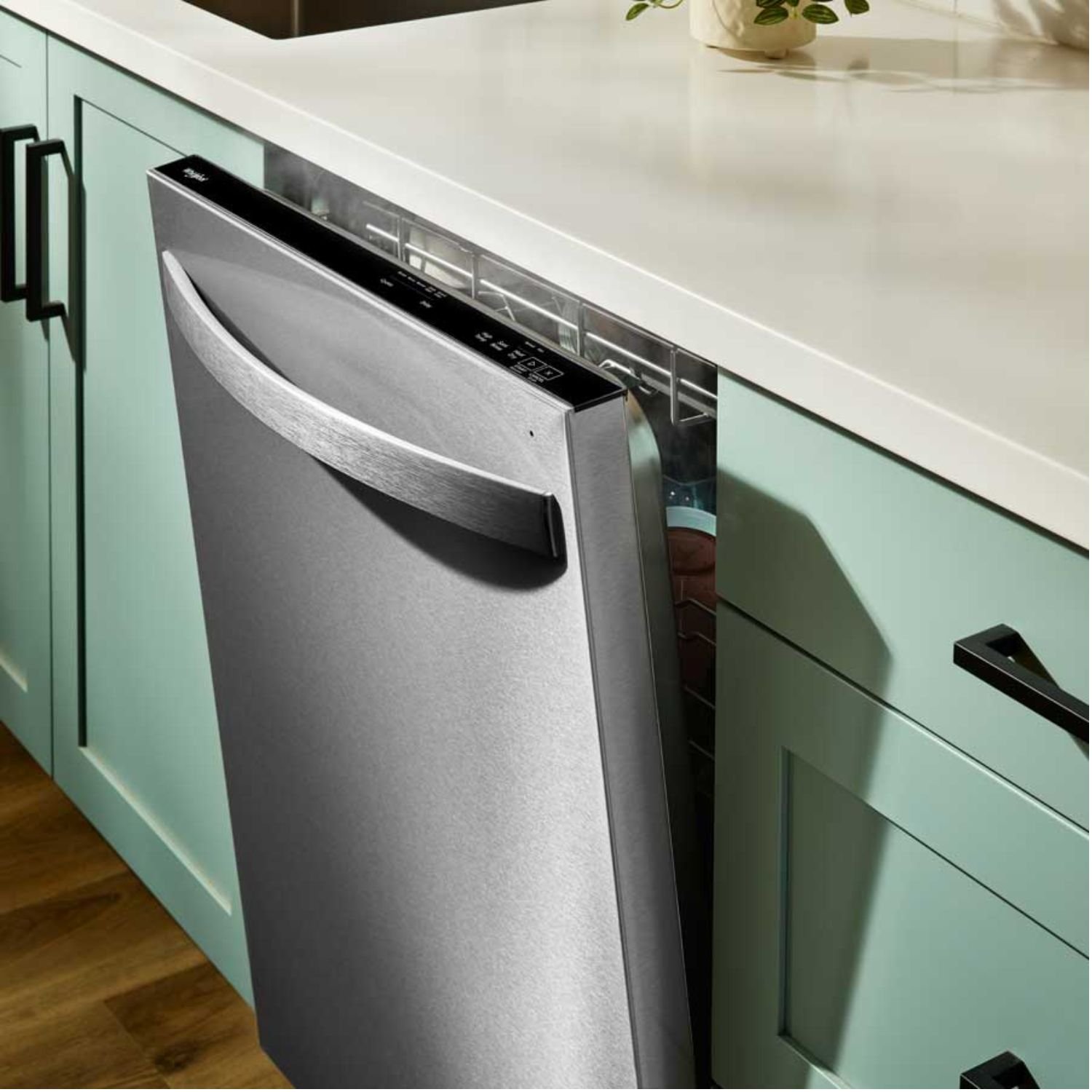 Lavavajillas Whirlpool 60 cm acero inoxidable empotrado en cocina moderna