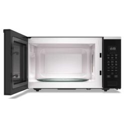 Horno microondas Whirlpool 45 litros negro con puerta abierta e interior amplio